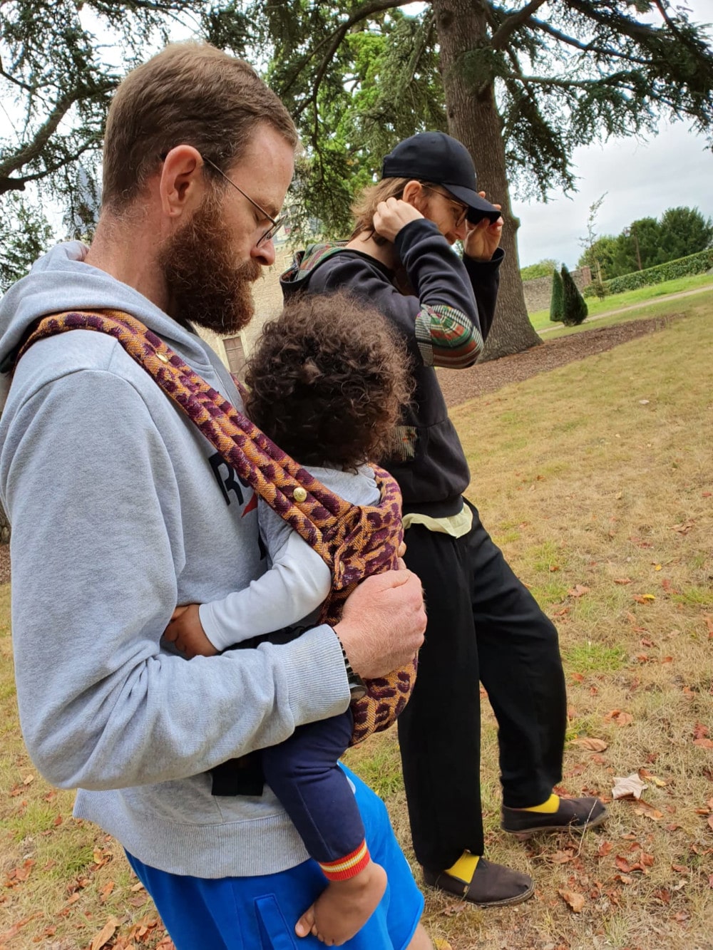 Boris en bébé-portage avec Marc en arrière plan